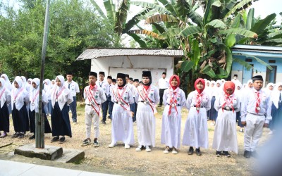 Pemberian Penghargaan Medali Olimpiade Nasional di MTs. Miftahul Ulum Ulul Maqom