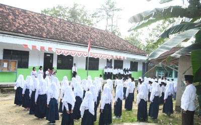 Upacara Rutin Setiap Hari Senin di MTs. Miftahul Ulum Ulul Maqom
